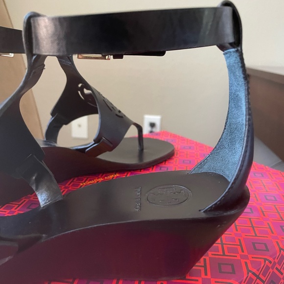 Tory Burch Zoey 50mm Wedge Sandal. Color: Black. Size 8 - Picture 3 of 7